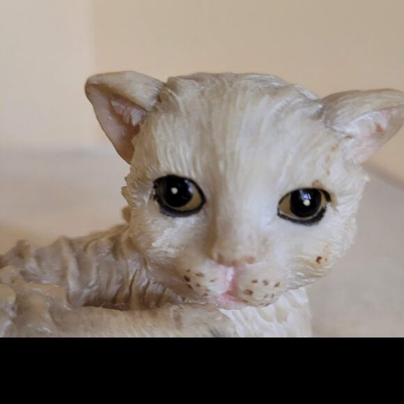 White Ceramic Persian Cat. Small, sweet cat in a waking up position. - Picture 2 of 6